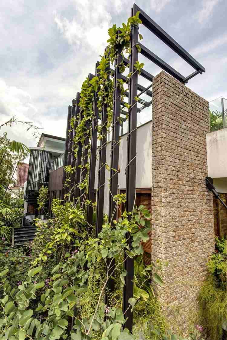 vertikal-trädgård-utomhus-stål-ram-konstruktion-klätterväxter-tegel vägg-takterrass-utanför trappor