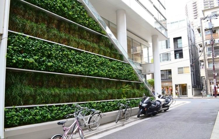 vertikal-trädgård-utomhus-tokyo-byggnad-fasad-modern-arkitektur-trottoar