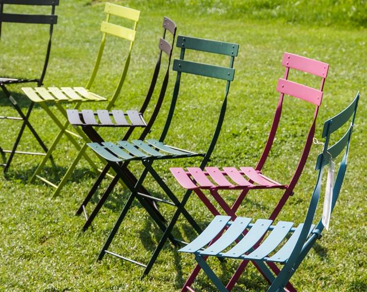 trädgård-fest-möbler-extra-sittplatser-gäster-färgglada-stolar