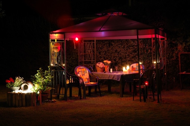 trädgårdsfest-regnskydd-paviljong-nattbelysning-ljus-fe-lampor