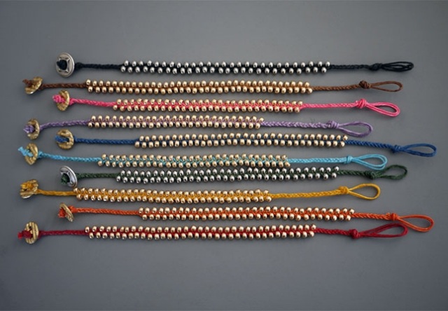 DIY-pärlor-dekorerad-tråd-färgglada-armband