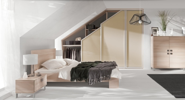 inbyggt skåp sluttande tak krämfärgade sovrum moderna möbler