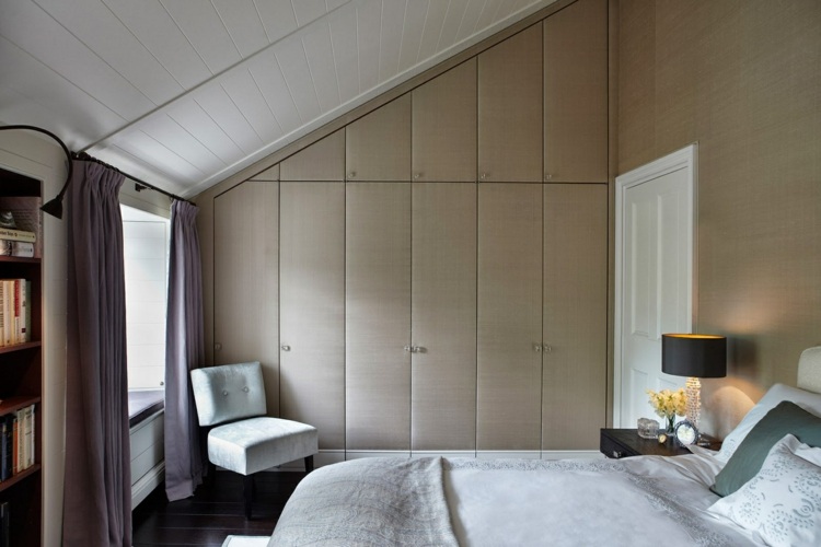 inbyggt skåp sluttande tak beige färg trä vägg gardin lila sovrum