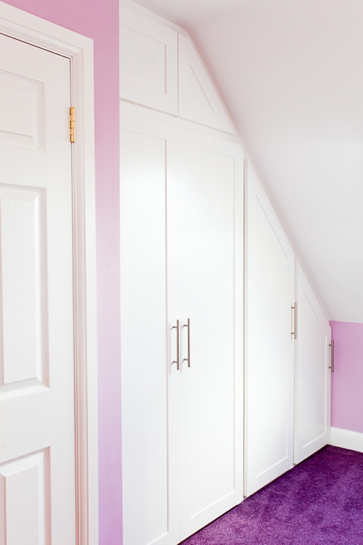 inbyggt skåp med sluttande tak vitt rum rosa väggfärg lila matta