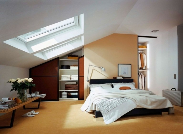 inbyggt skåp sluttande tak moderna sovrum aprikos vägg färg soffbord
