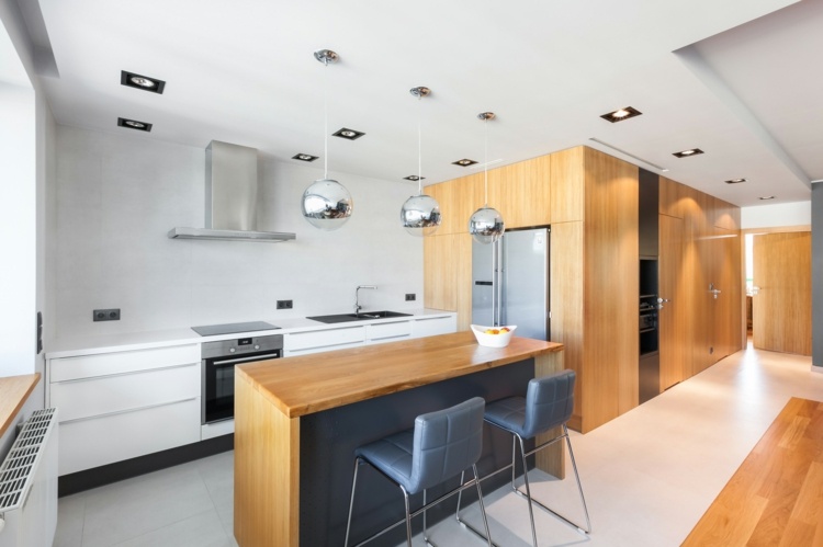 Öppet kök i minimalistisk stil med en modern köksö