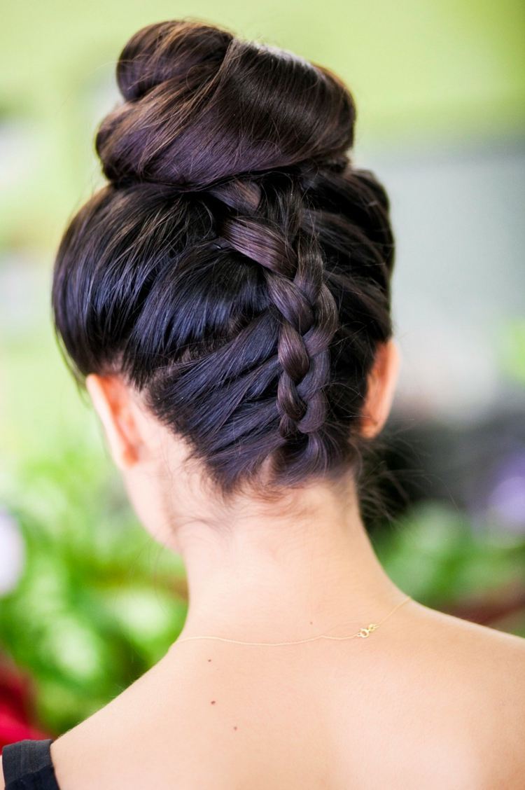 updo med bulle elegant fläta fransk hals idé