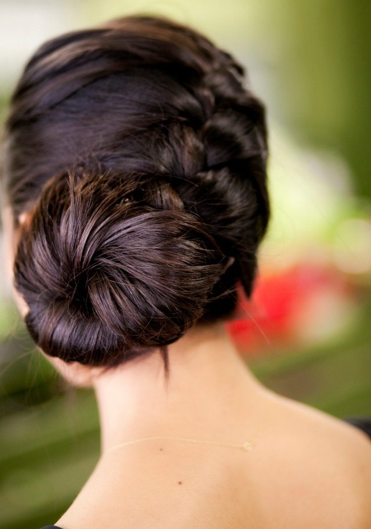 updo med bulle på sidan idé brud frisyr fläta
