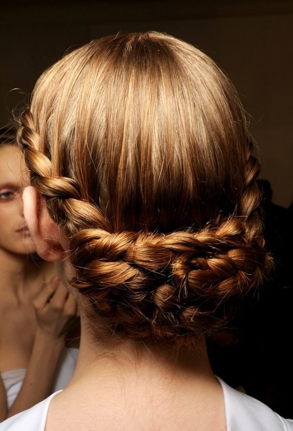 chic-frisyr-låg-chignon-flätad-lång-frisyr