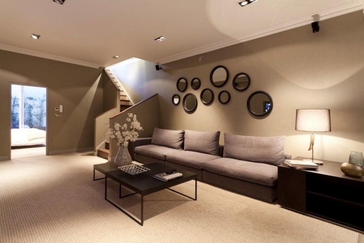brun-vägg-design-vardagsrum-idéer-spegel-vägg-soffa-matta-soffbord