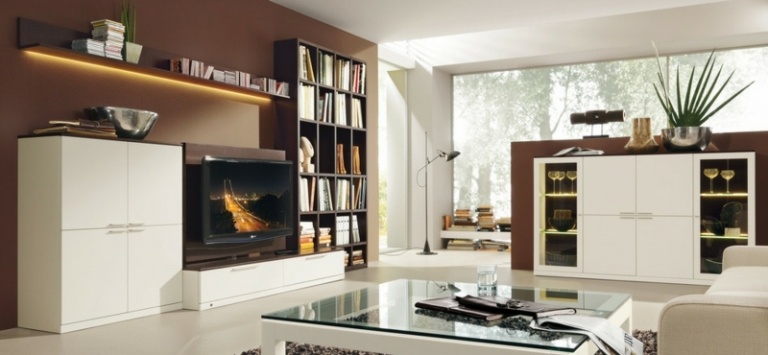 brun vägg design vardagsrum vita möbler interiör varm atmosfär tv