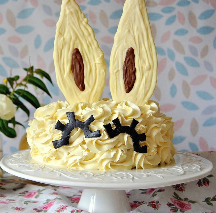 Baka en snabb tårta för dekoration av påskäggsgrädde