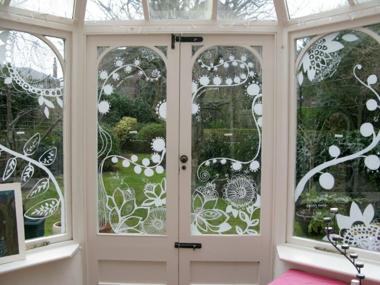 En romantisk fönsterdekoration med krita för vinterträdgårdar eller entréer