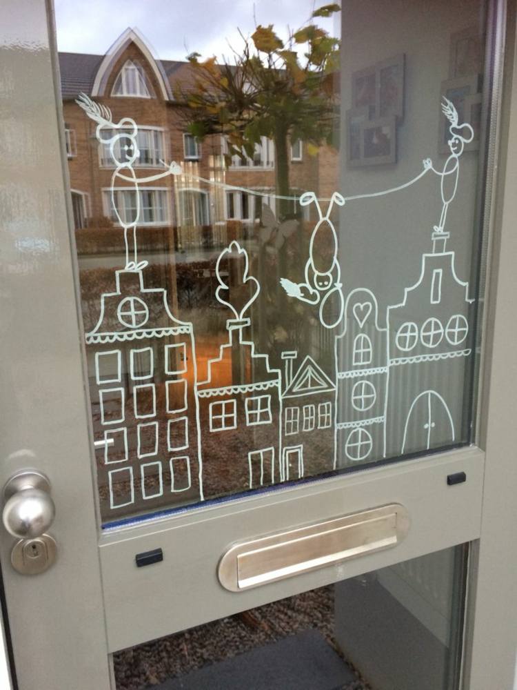 Idé för en fönsterdekoration med krita markör - byggnad för en stad