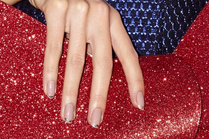 Mousserande nagelkonst-fransk-hudfärgad-glitter-kant-nyårsfestdräkt