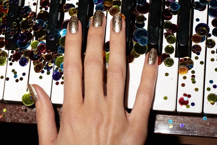 idéer-till-nyårsafton-naglar-design-chica-pärlemor-glans-glitter-partiklar