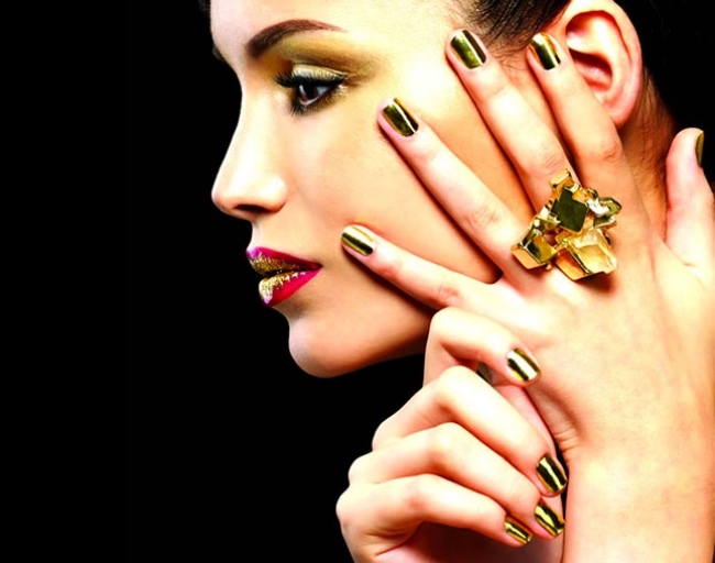 Nageldesign-för-nyårsafton-guld-naglar-överdimensionerad-guld-ring