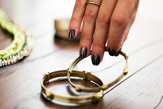 svart nyårsafton-naglar-design-mousserande-effekter-gyllene-ränder-idéer