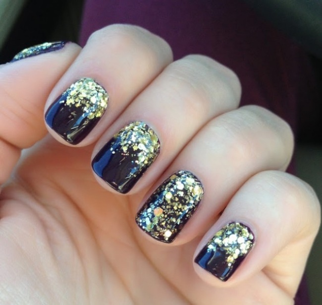 Chic-nyårs-naglar-mönster-glitter-paljetter-nagel-säng-bas-rock-mörk-blå