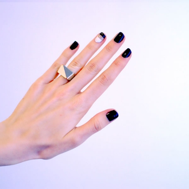 svart-glänsande-naglar-färgade-accent-på-ringen-finger-diy-idéer