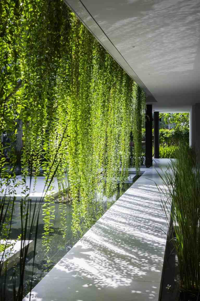 Bottenvåningen med dammar och hängande växter skapar en lugnande atmosfär