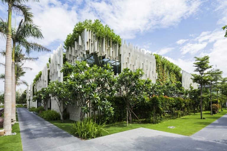 Grön fasad i ett hälsocenter i Vietnam för lyxig avkoppling