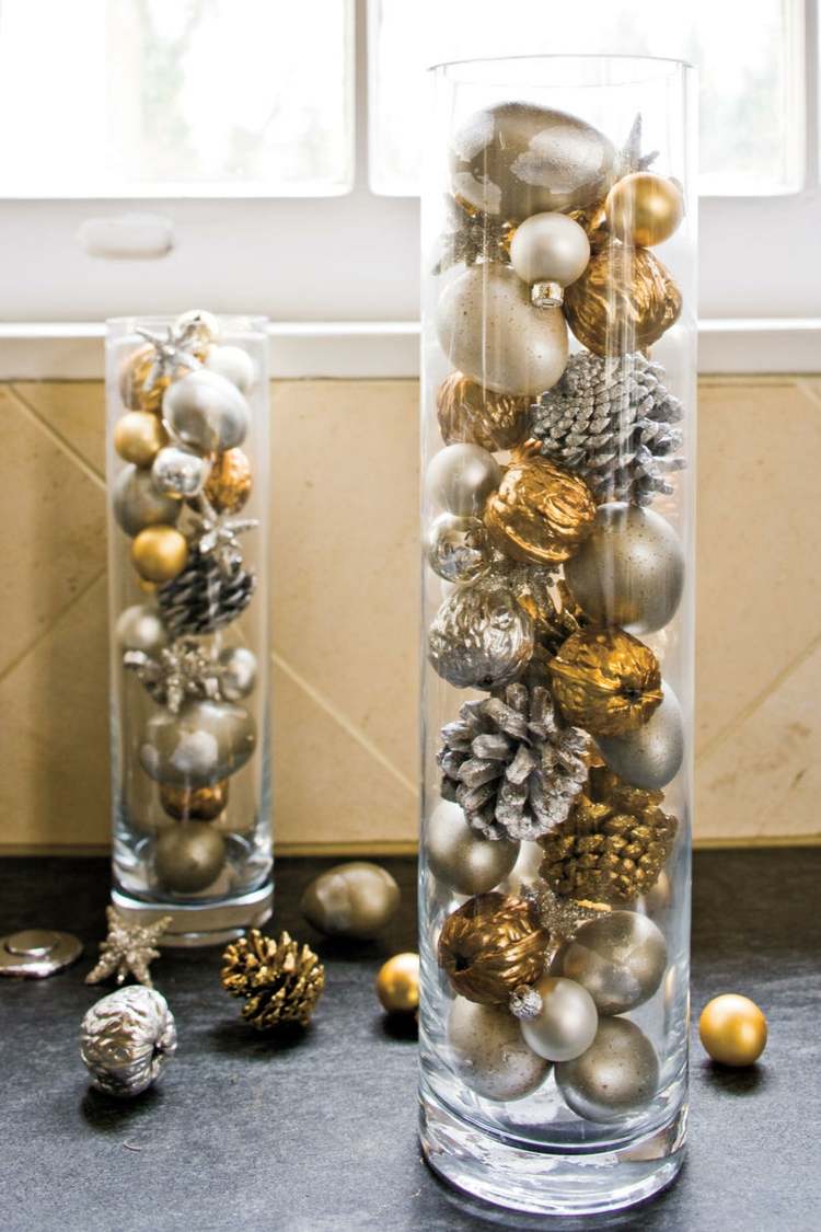 dekorera julig stor glasvas hög vasform valnötter guldkottar silver