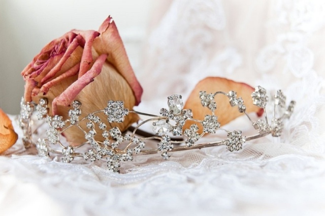 torr-ros-brud-frisyr-med tiara-bröllop