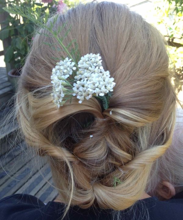 intressant-updo-frisyr-med-riktiga-blommor