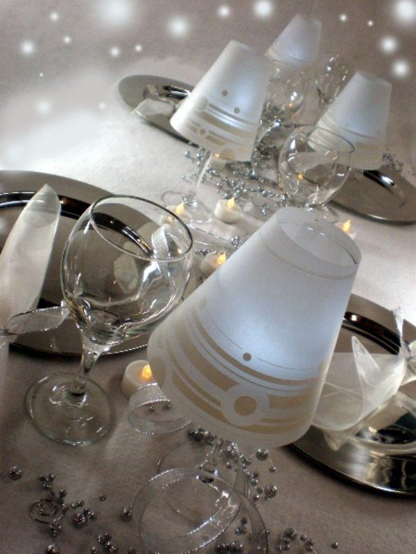ljus-lampa-bord-dekoration-vin-glas-pergament