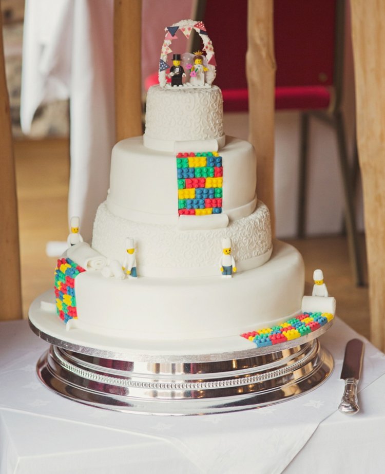 Lego i ljusa färger framträder med denna motivkaka till bröllopet