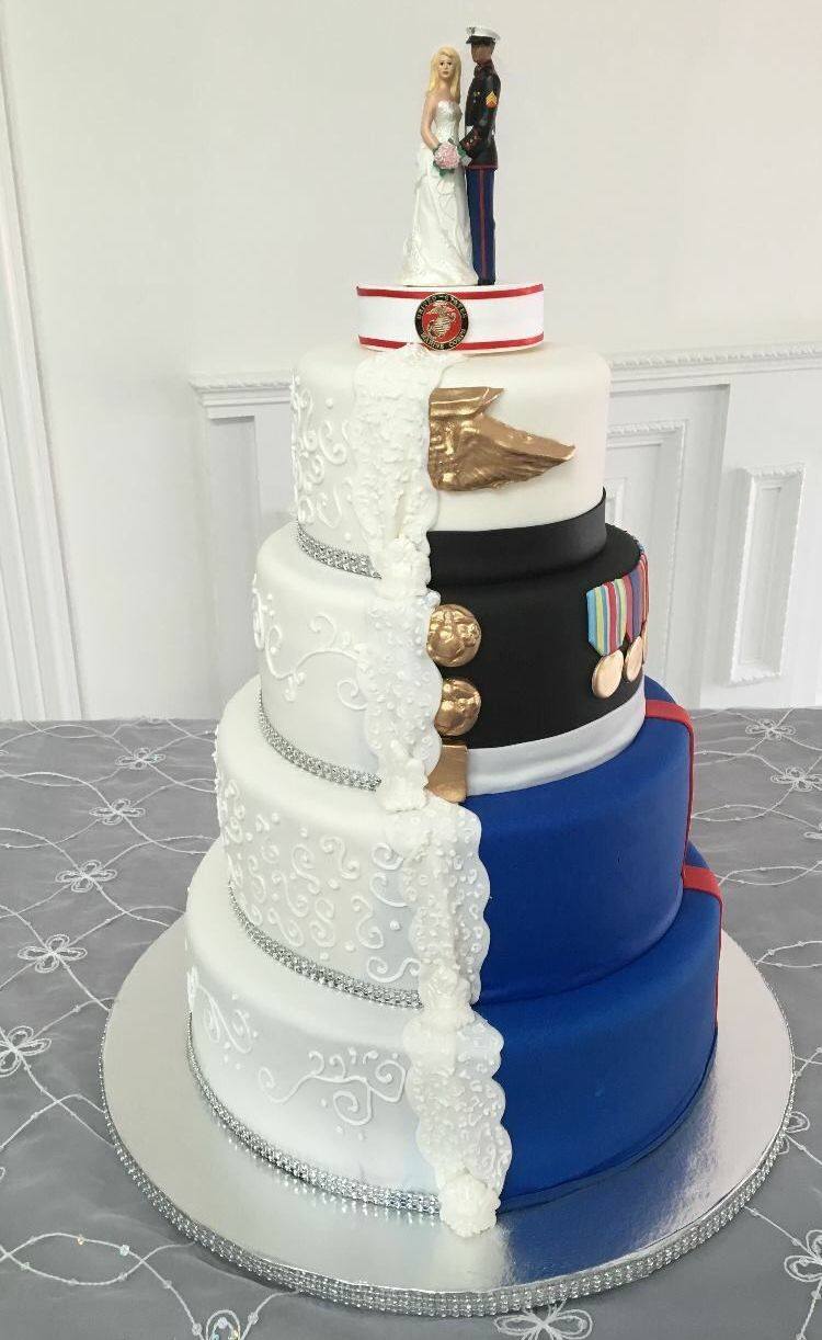 En annorlunda bröllopstårta uppdelad i två halvor med marint motiv och brud