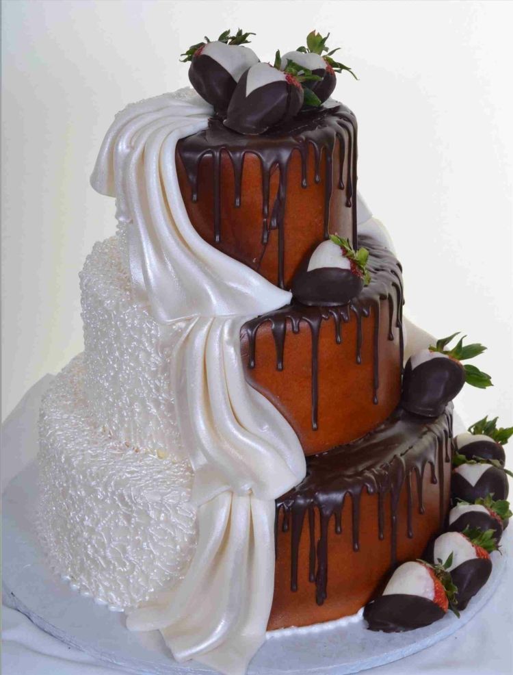 Chokladsås och vit fondant med glans dekorerar bröllopstårtan på ett annat sätt