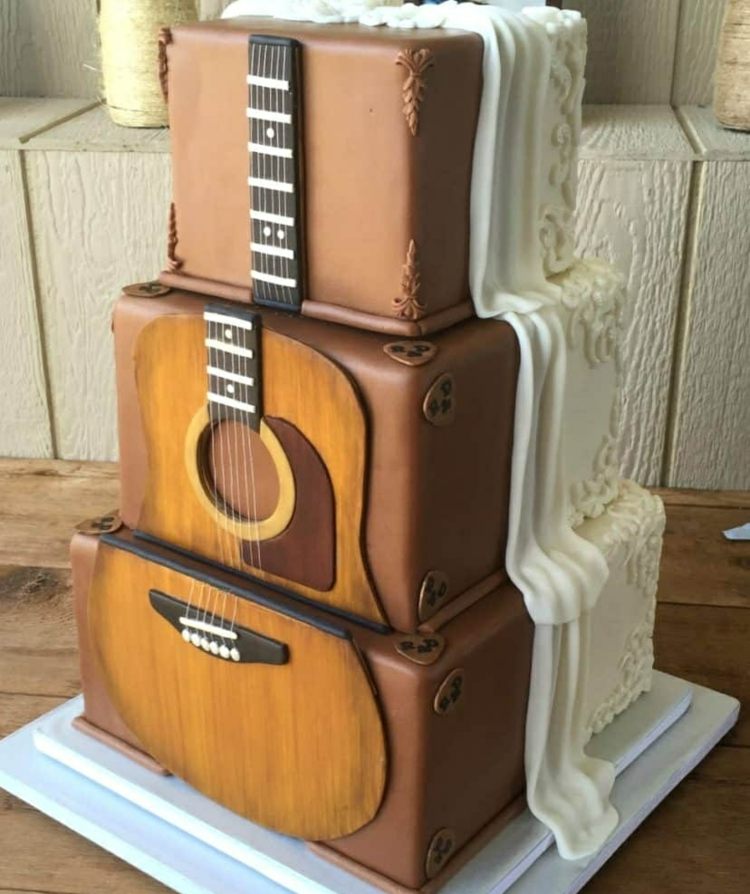 Förslag till brudgummen som är musiker - Tårtan imiterar en resväska och en gitarr