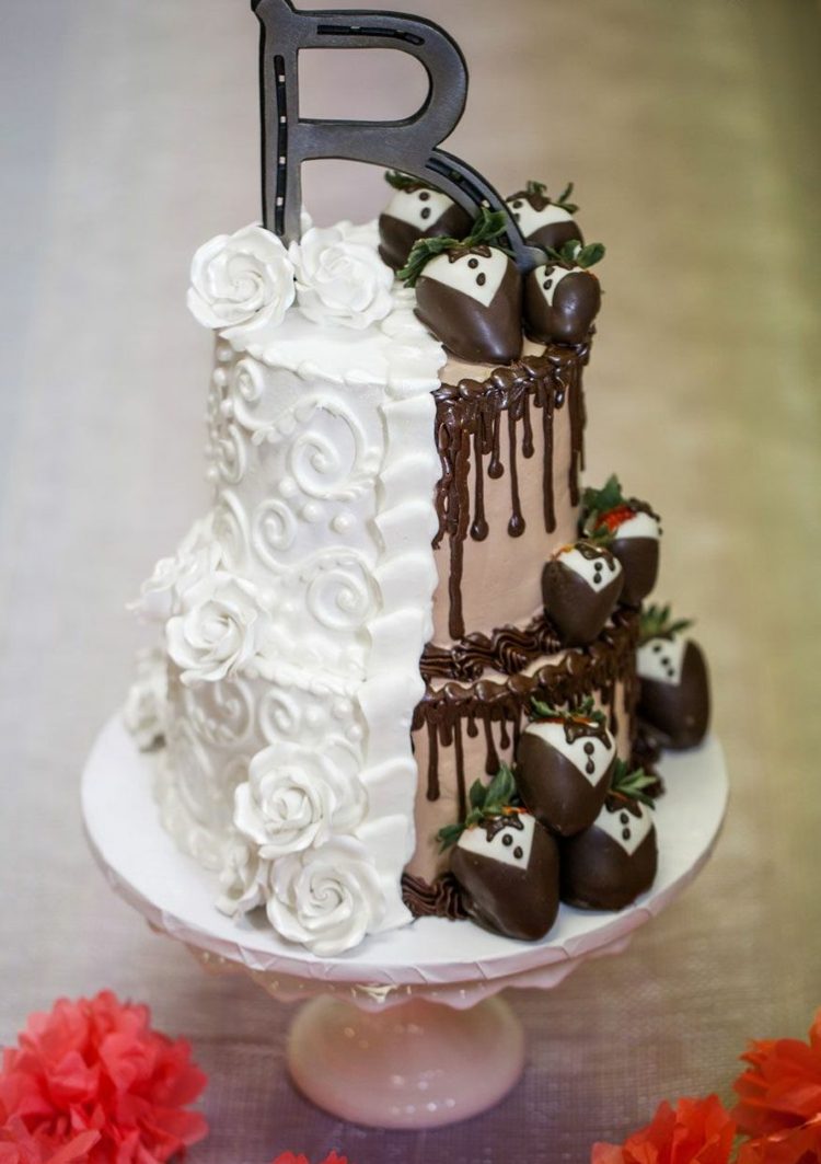 Dekorationsidé för bröllopstårtor med choklad jordgubbar