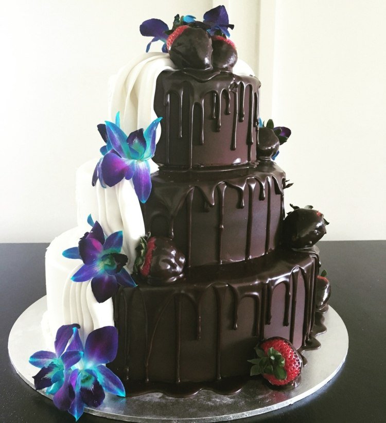 Att välja en chokladkaka till bröllopet och dekorera den med fondant och orkidéer