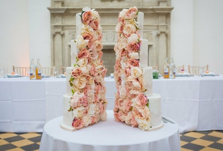 En annorlunda bröllopstårta med rosor i vitt och rosa inuti