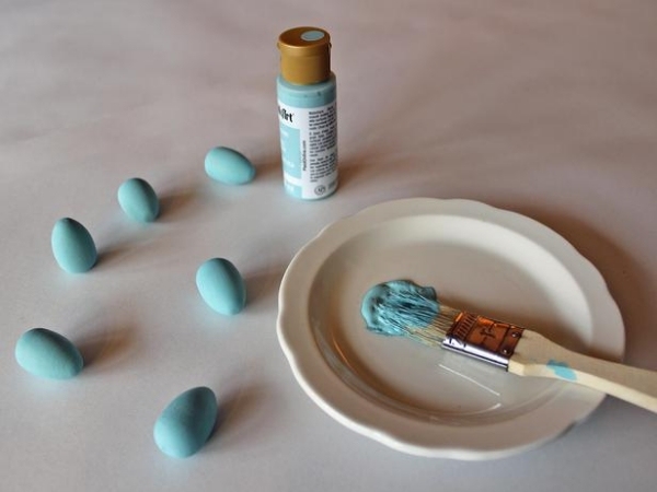 ägg påskhantverk i plast färgblå med penselfärg