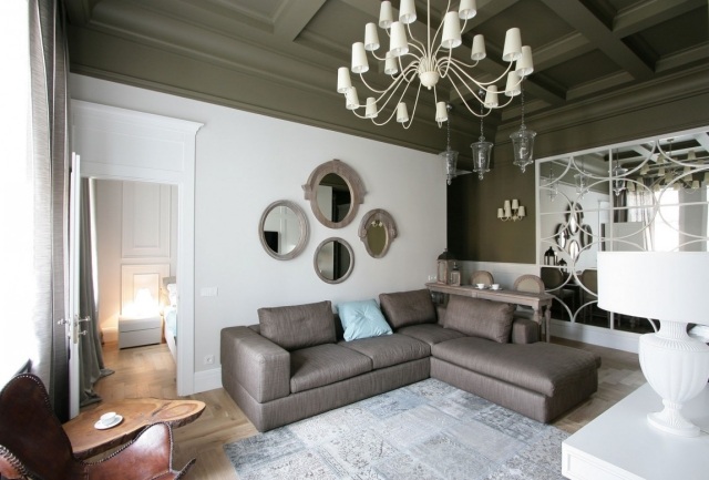 vardagsrum-möblering-hörn-soffa-vit-ljuskrona