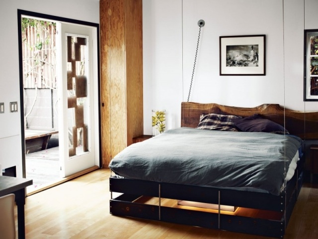 liten lägenhet säng trä sänggavel innergård japansk stil