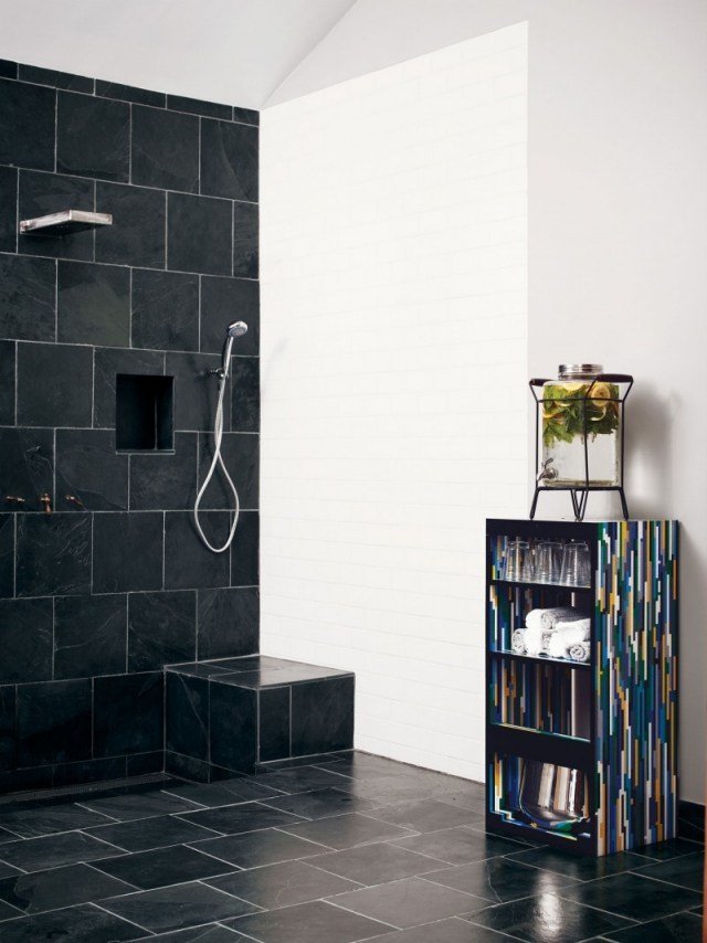 litet badrum svart kakel färgglada hylla