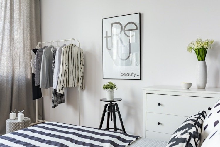 Byrå i ett modernt sovrum i svartvitt