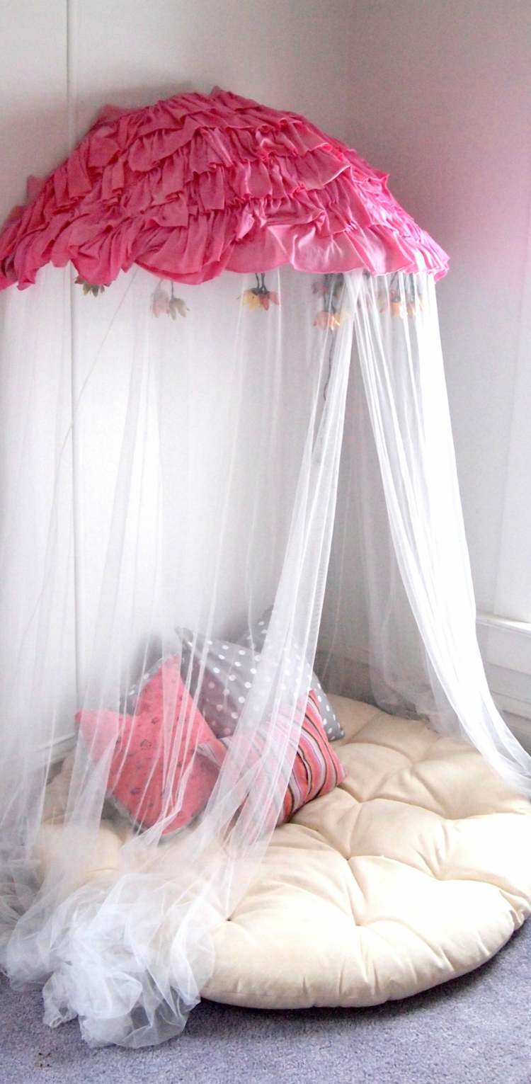 läshörna i barnrummet romantisk design-baldakin säng-sittdyna-myggnät