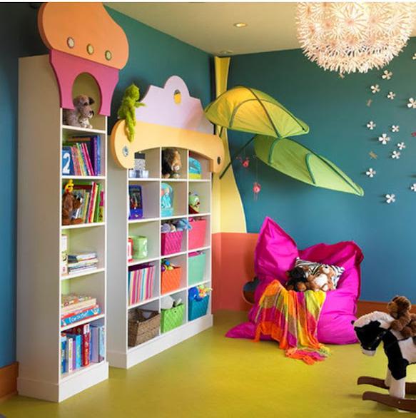 Läshörna-barnrum-design-beanbag-bokhyllor-väggdekoration-målning