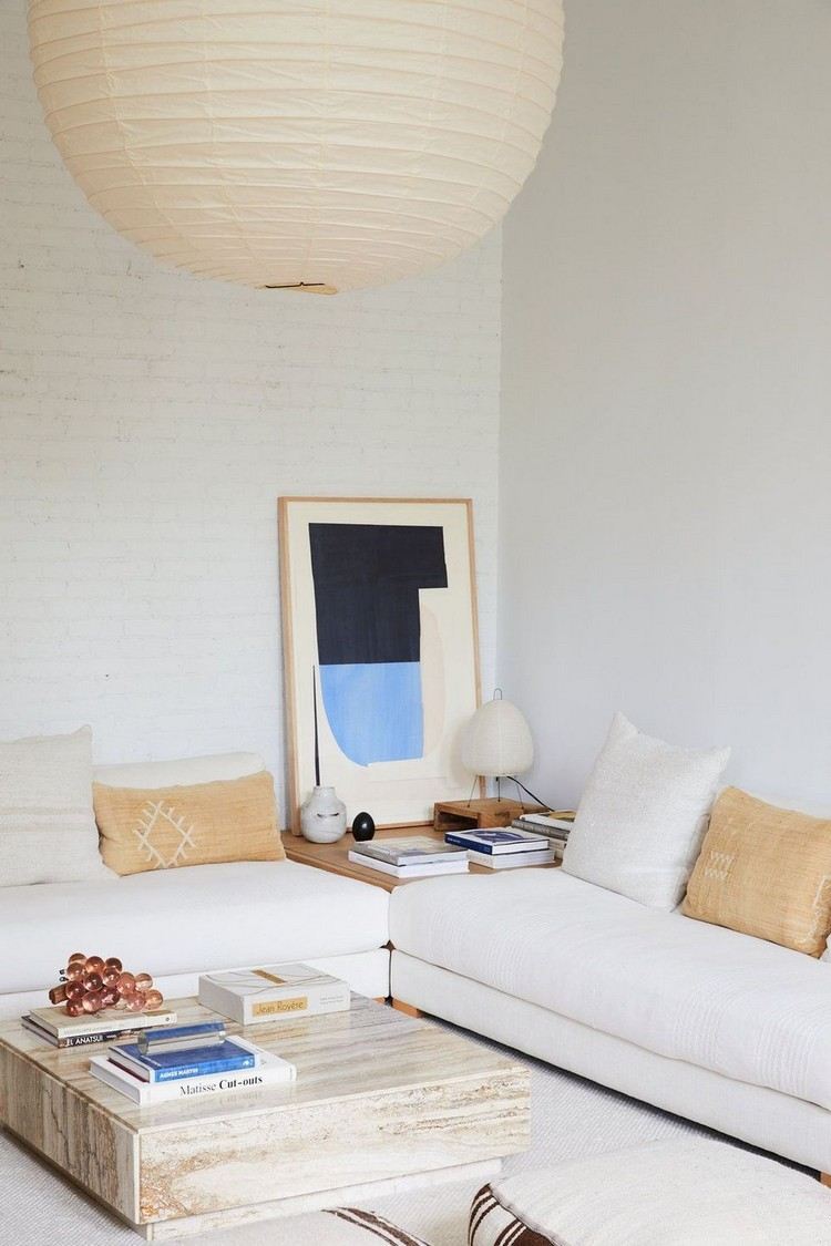 Gör ett tomt hörn i vardagsrummet med målningar och ett sidobord
