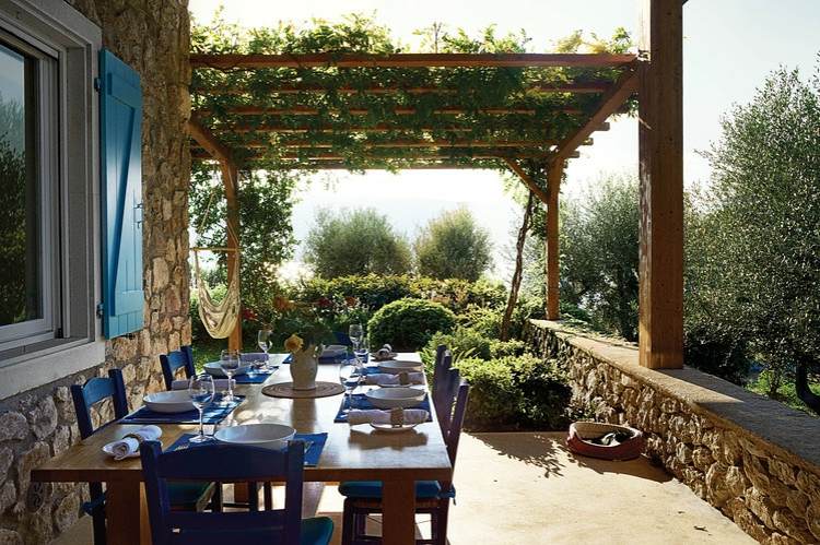 Medelhavet trädgård design terrass-blå-trä-möbler-pergola-klätterväxt
