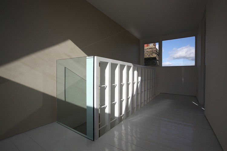 modern-trappa-bokhylla-glas-dörr-ramlös