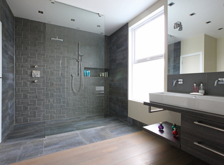 Duschkabin i badrummet grå-kakel-3d-effekt-osynlig-dränering-glas-vägg