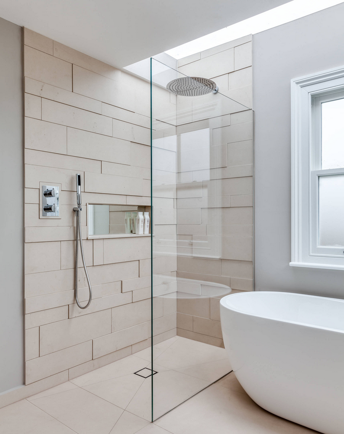 Duschkabin i badrummet på marknivå-osynlig-dränering-3d-kakel-beige-vägg nisch-hylla
