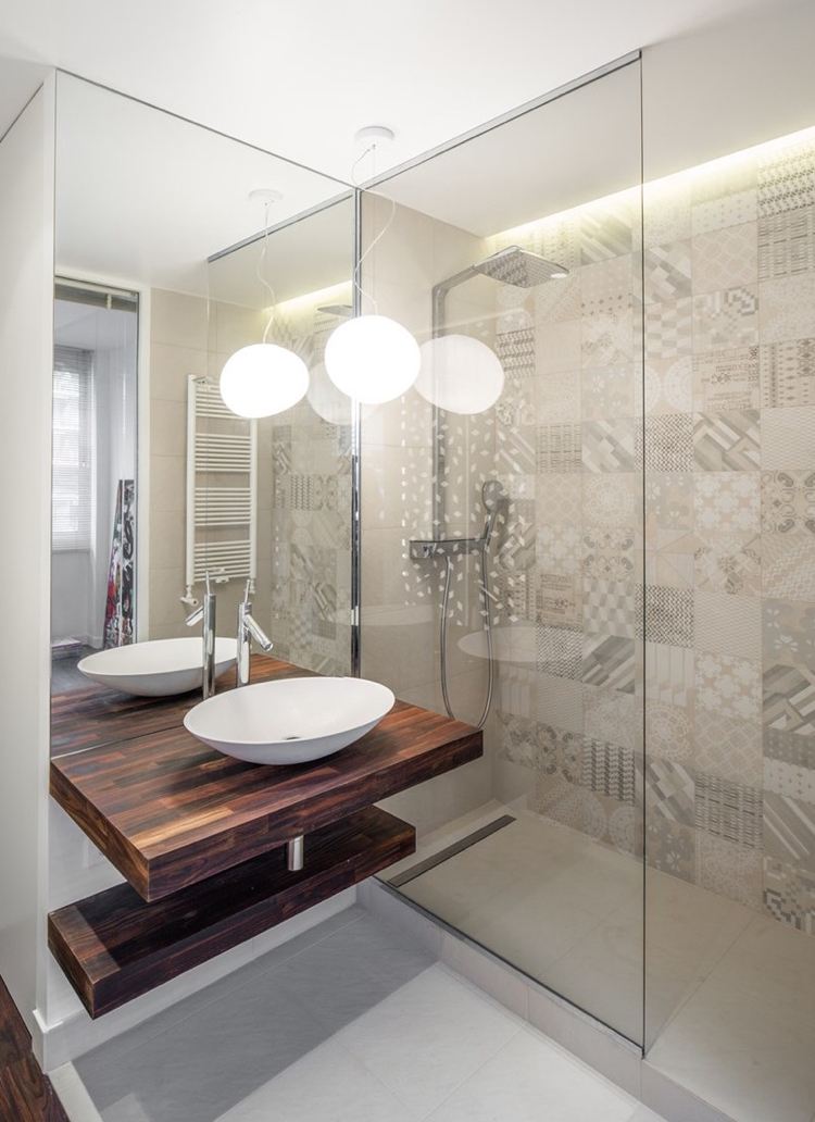 duschkabin-badrum-grädde-spegel-vägg-led-ljus-lapptäcke-kakel